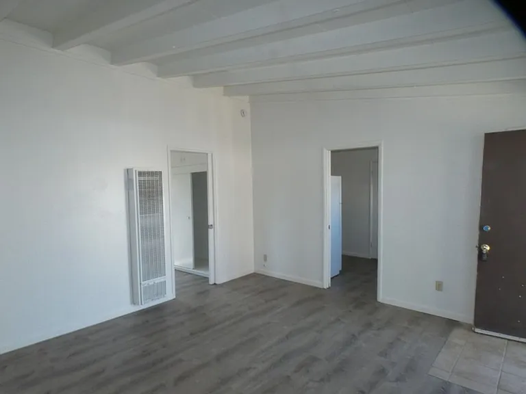 713 N Vine St — Photo 3