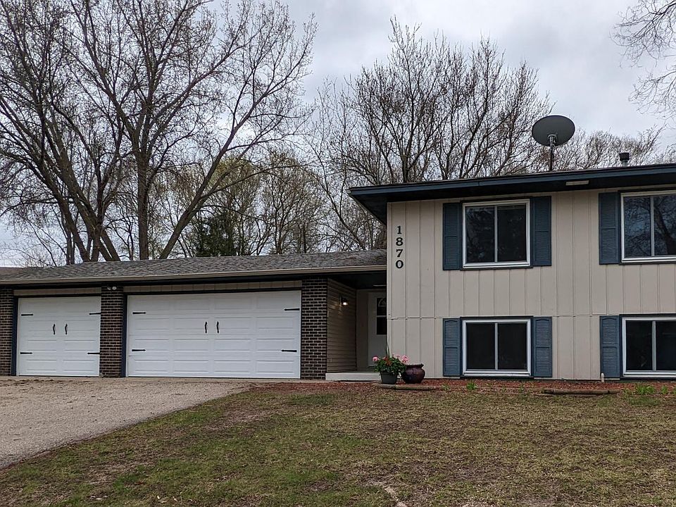 Front Yard 3 car Attached Garage with sheltered entryway