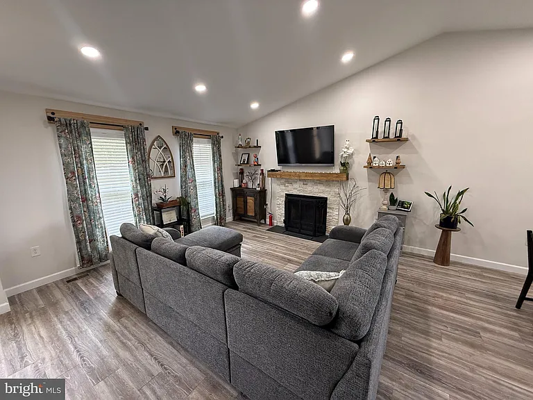 305 Crosswinds Dr — Photo 3