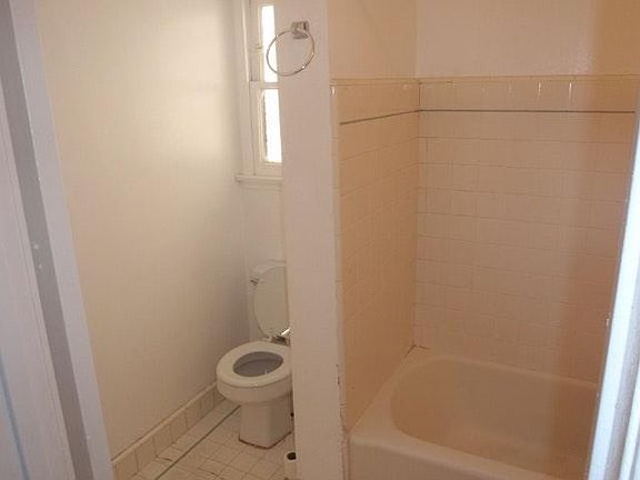 3rd image of 344 N Orange Grove Ave Floor 1