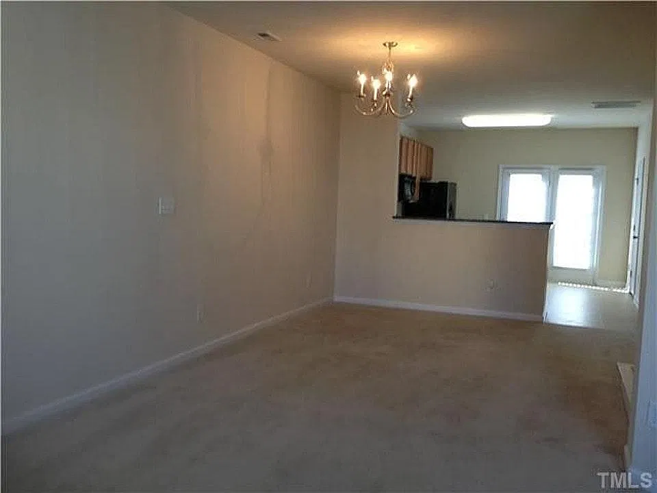 3 bed, 3.5 bath, 1798 sqft, $1,950 — Photo 3
