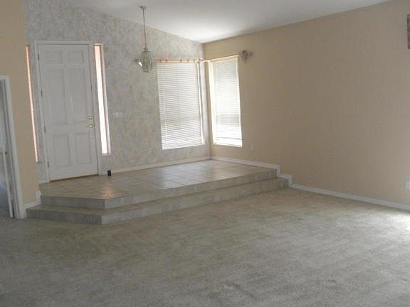 3rd image of 901 E Goldenrod St