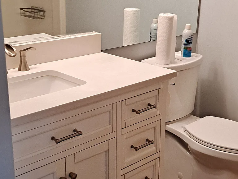 Updated bathroom w/ new fixtures.