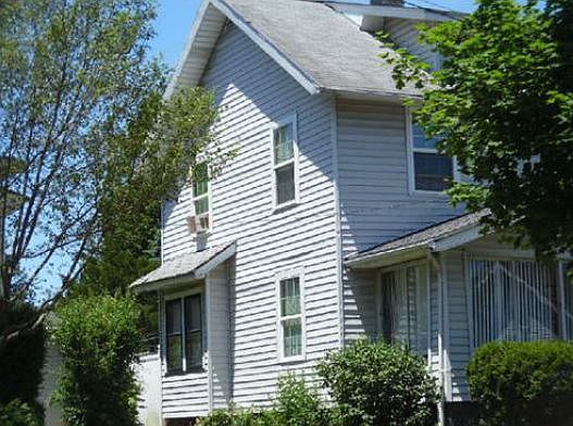 2nd image of 865 1st St NE