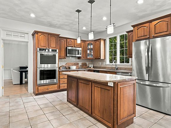 5th image of 6 Bishop Ln