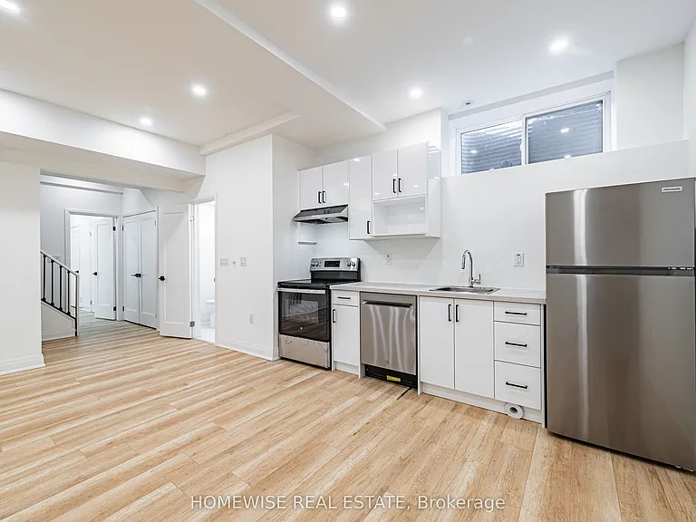 11 Craig Cres #LOWER — Photo 2