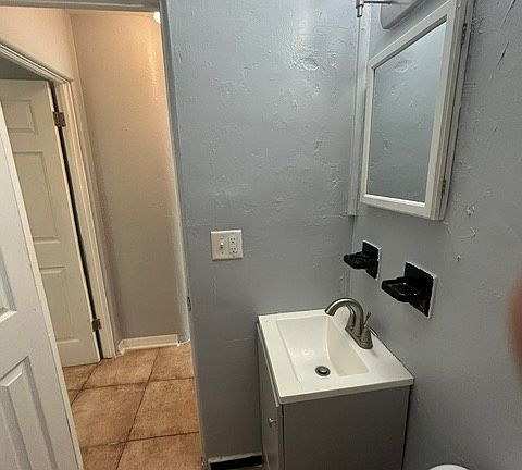 5th image of 2120 Woods St