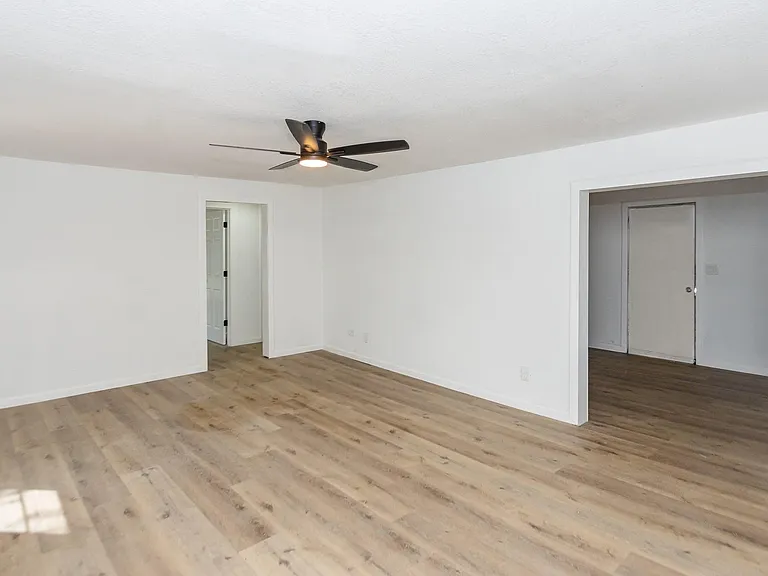 211 W South St — Photo 16