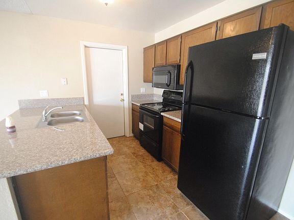 3rd image of 1027 S Cochise Cir