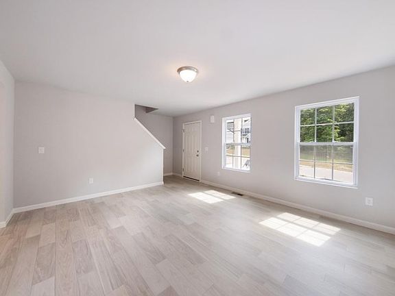 3rd image of 719 Glen Oak Dr