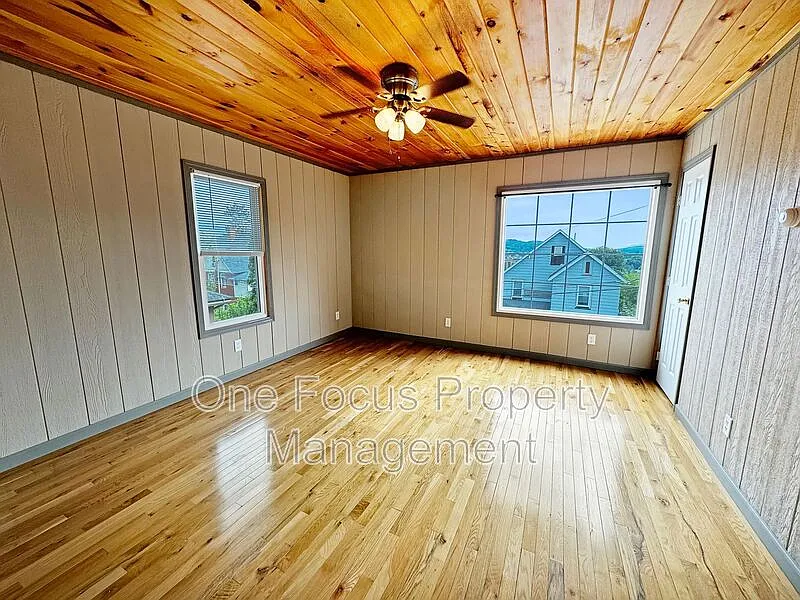 2 bed, 1.0 bath, $975 — Photo 3