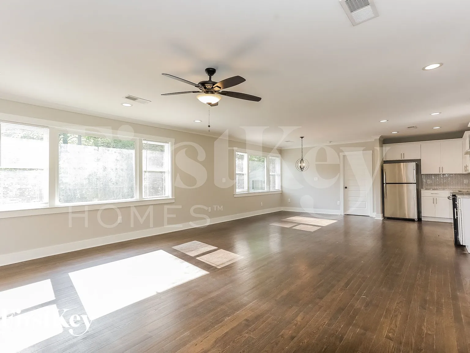 3 bed, 2.0 bath, 1609 sqft, $2,555 — Photo 4