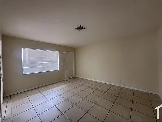 2824 N Dixie Hwy — Photo 4