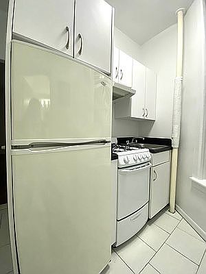 5th image of 226 E 89th St #A