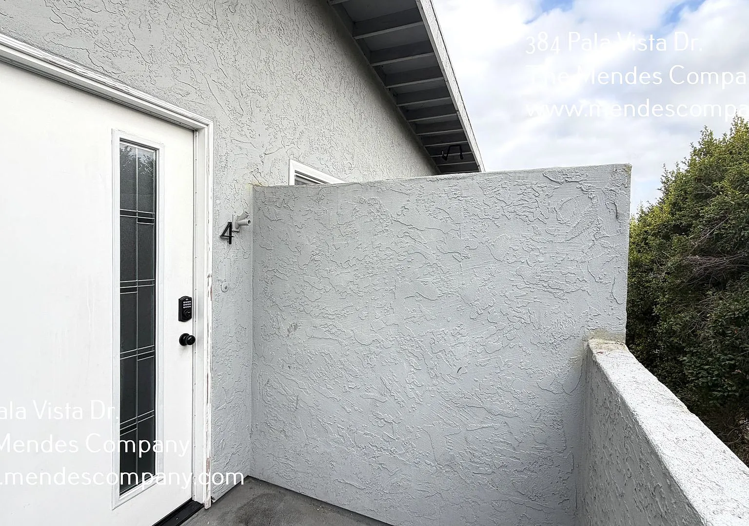 Beautiful Upgraded 2 bed / 1 bath Upstairs Apartment in Vista, CA w/ Onsite Parking & Laundry! — Photo 1