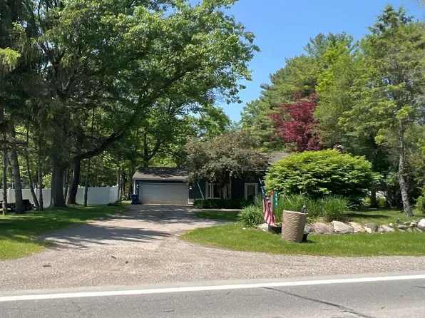 496 Bogie Lake Rd, White Lake, MI 48383