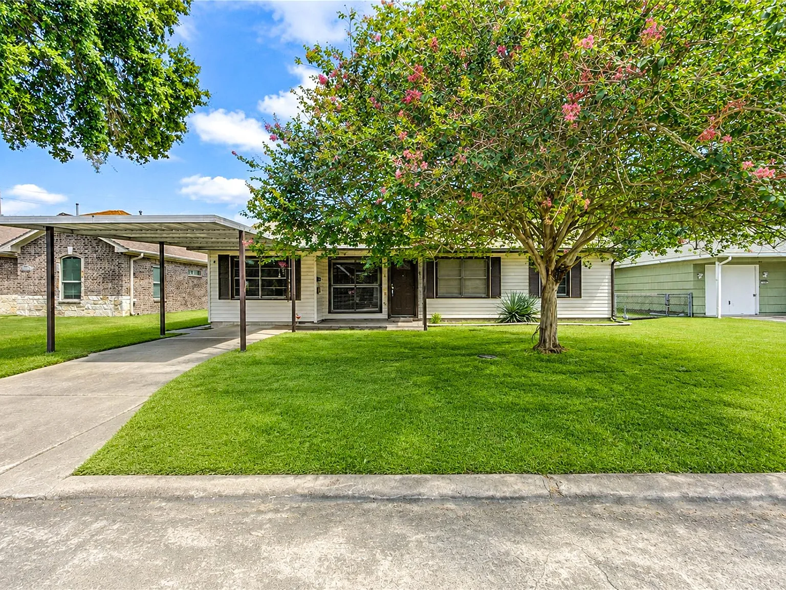 3 bed, 1.0 bath, 1266 sqft, $1,650 — Photo 2