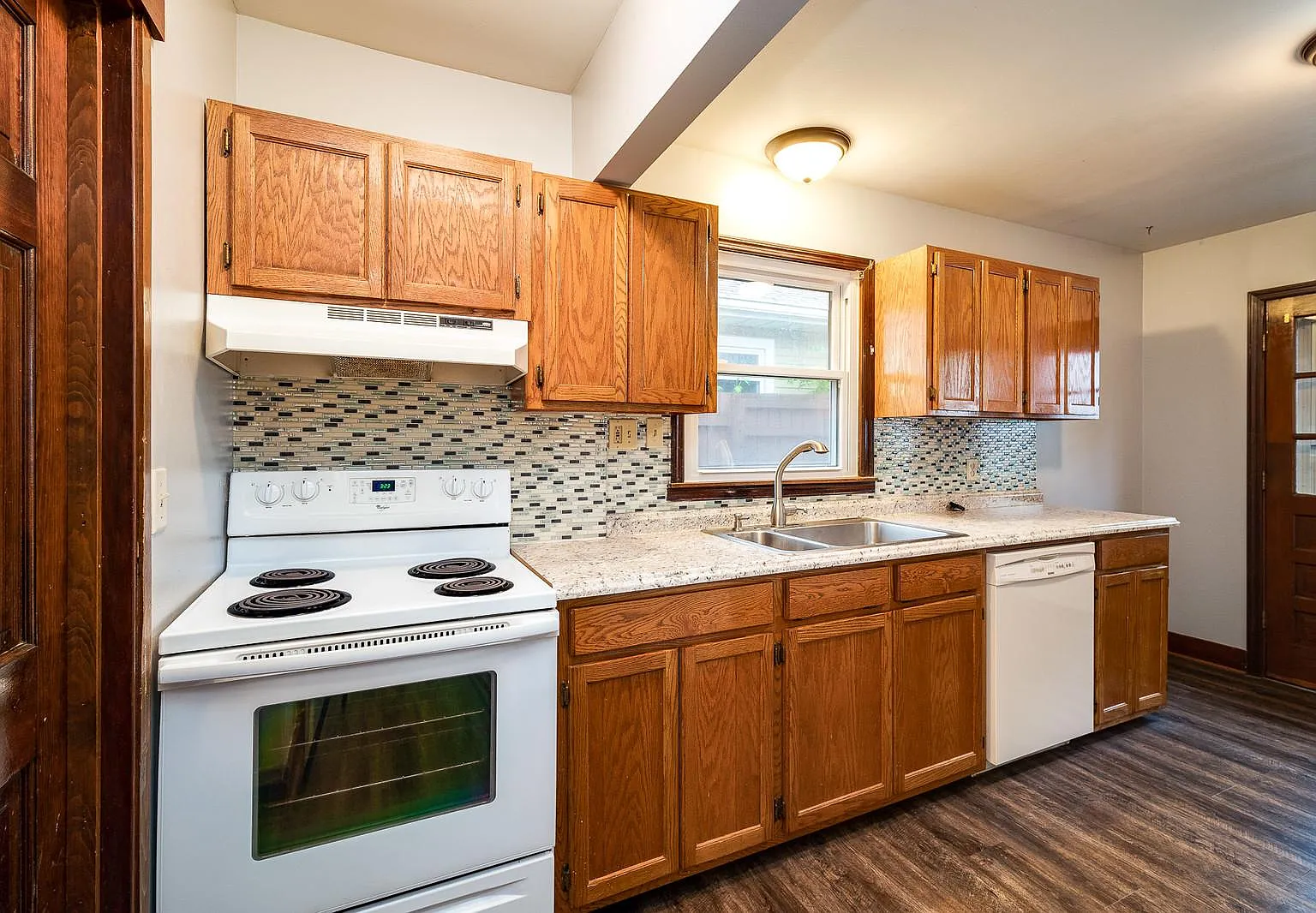 3 bed, 1.5 bath, 1098 sqft, $1,300 — Photo 3