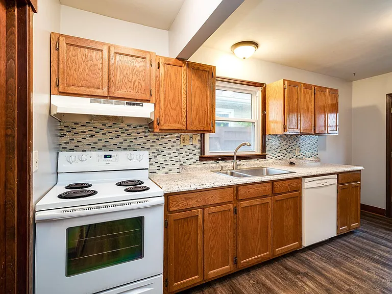 1343 Epworth Ave — Photo 3