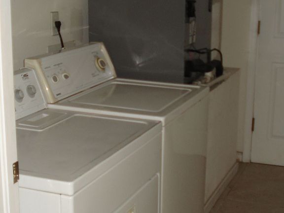 Laundry Room w/ appliances