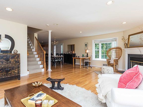 5th image of 310 Pinebrook Dr