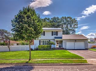17 Tiffany Ln, Smithtown, NY 11787