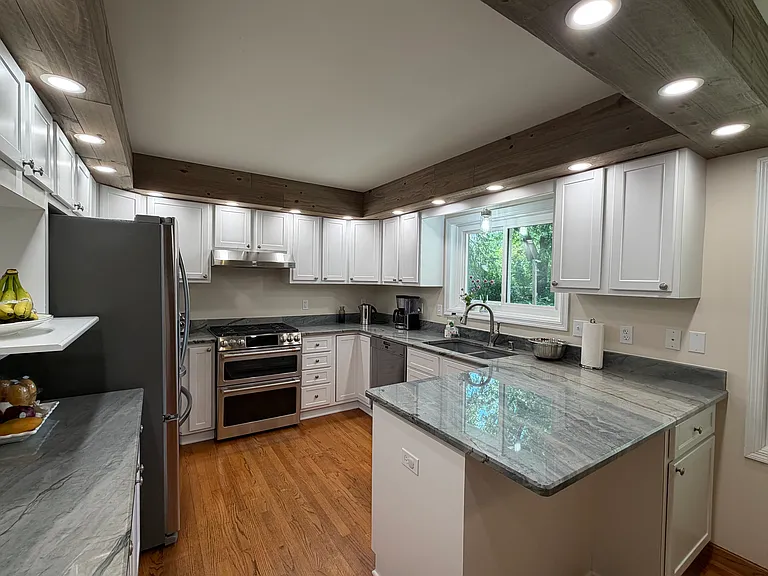 W176N8625 Sunset Ridge Dr — Photo 8