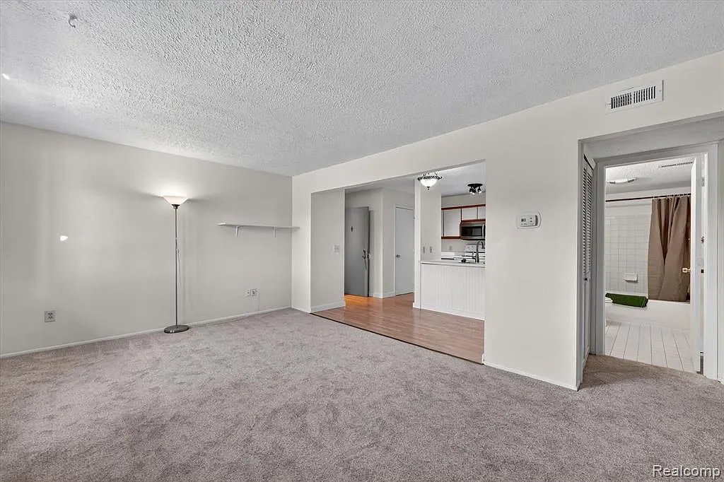 2 bed, 1.0 bath, 733 sqft, $1,300 — Photo 3