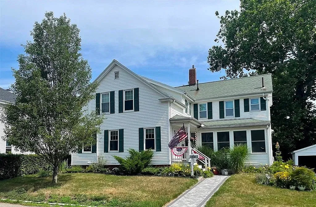 This traditional New England Colonial has plenty of flex living area for needs an oversized lot. — Photo 1