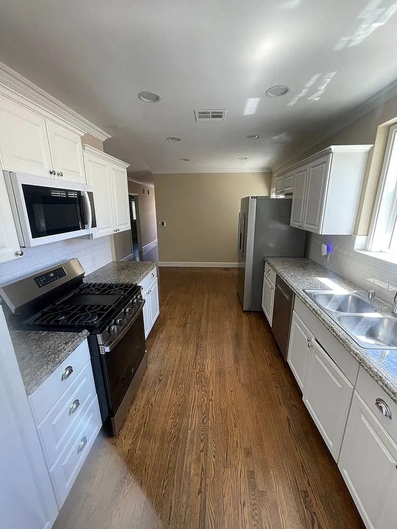 Lovely Upgraded Studio City Home! — Photo 4