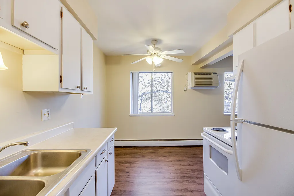 Shiawassee Apartments LLC (723 W Shiawassee, LLC) — Photo 2