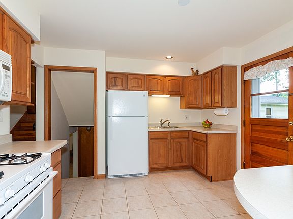 5th image of 134 E Bryn Mawr Ave