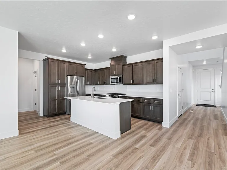 8209 W Pacific Yew St — Photo 4