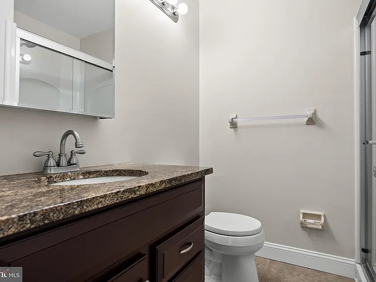 704B Harwood Ct #B — Photo 15