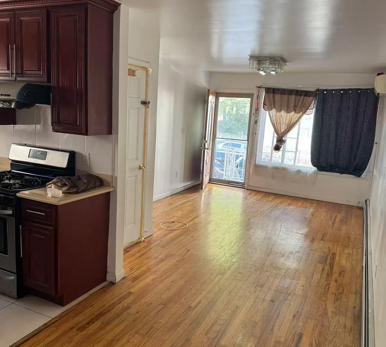 3 bed, 1.5 bath, 1000 sqft, $3,000 — Photo 1