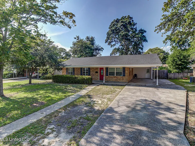 2323 Middlecoff Dr — Photo 43