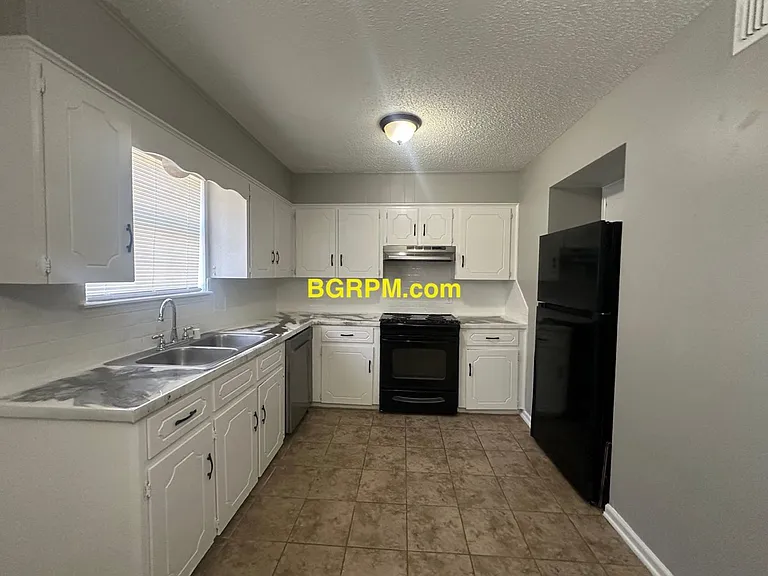 1099 W Elm St — Photo 56