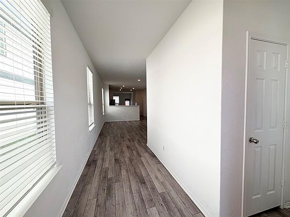 4th image of 217 English Oak St