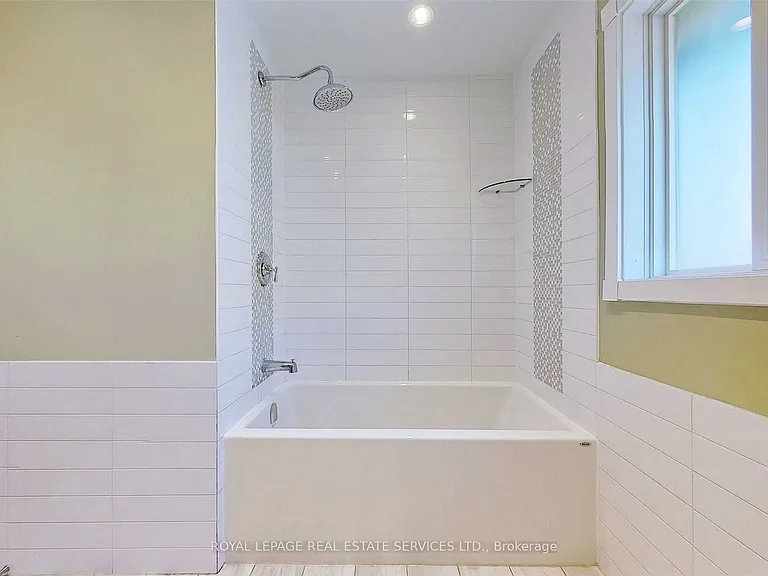 4 McMaster Ave — Photo 30