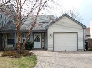 1123 Ashbrook Dr, Mundelein, IL 60060