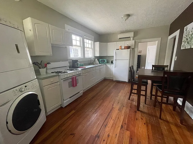 Stove, oven, dryer and instantaneous water heater are gas appliances. All others are electric.