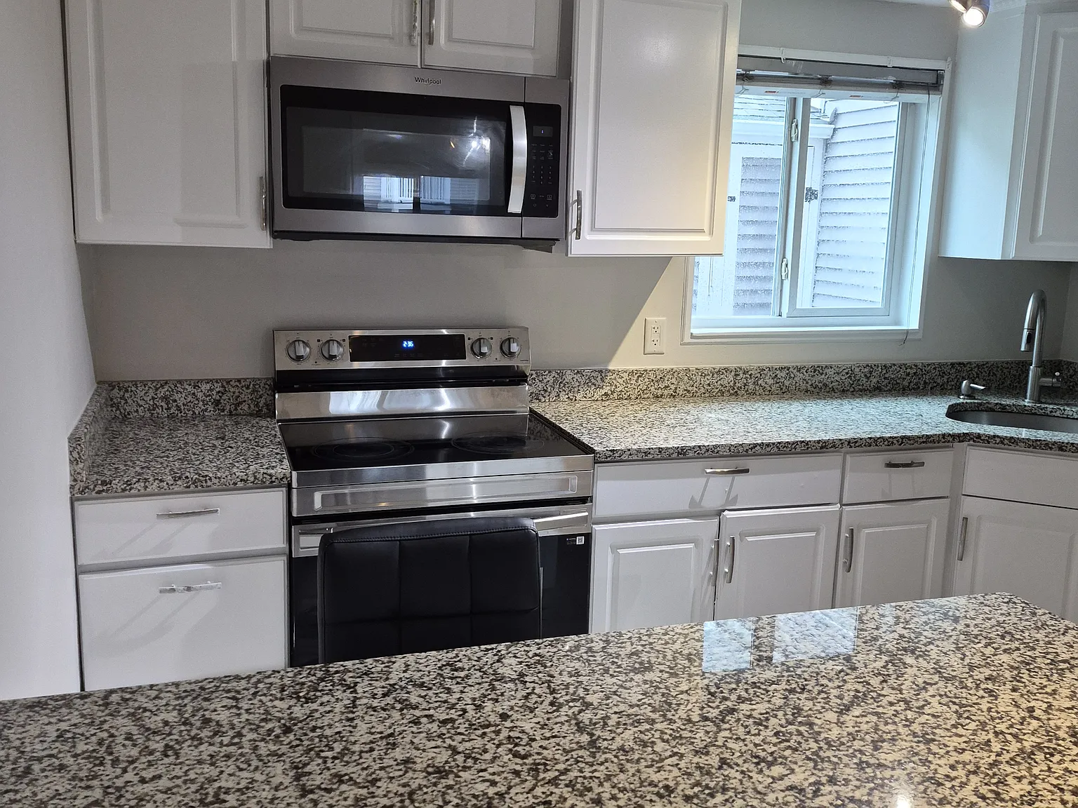 2 bed, 725 sqft, $2,200 — Photo 2