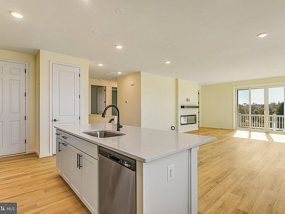 5th image of 616 Clover Ln