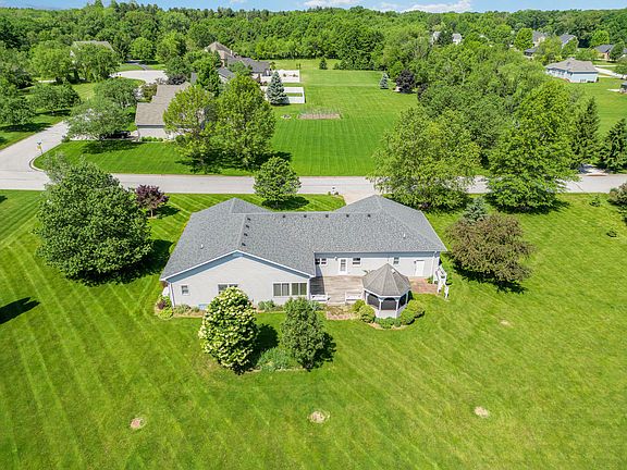 2nd image of 2755 Woodbine Dr
