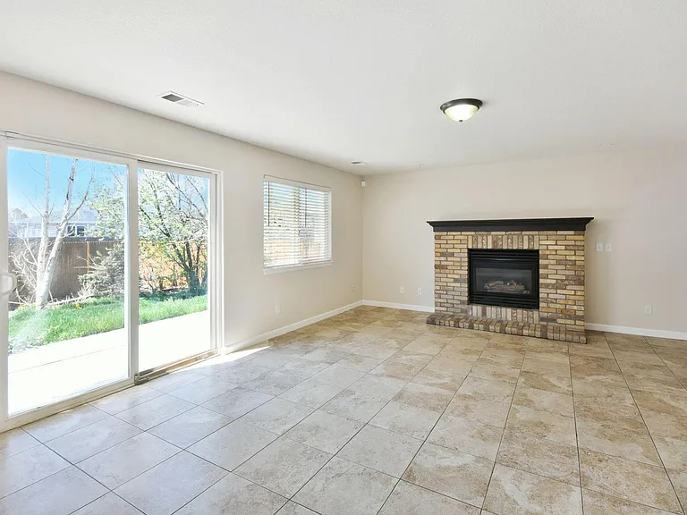 1194 Eagle Dr — Photo 10