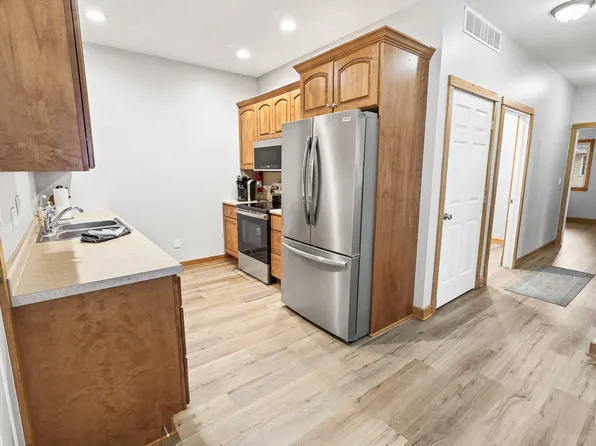 1001 W 4th St, Pella, IA 50219