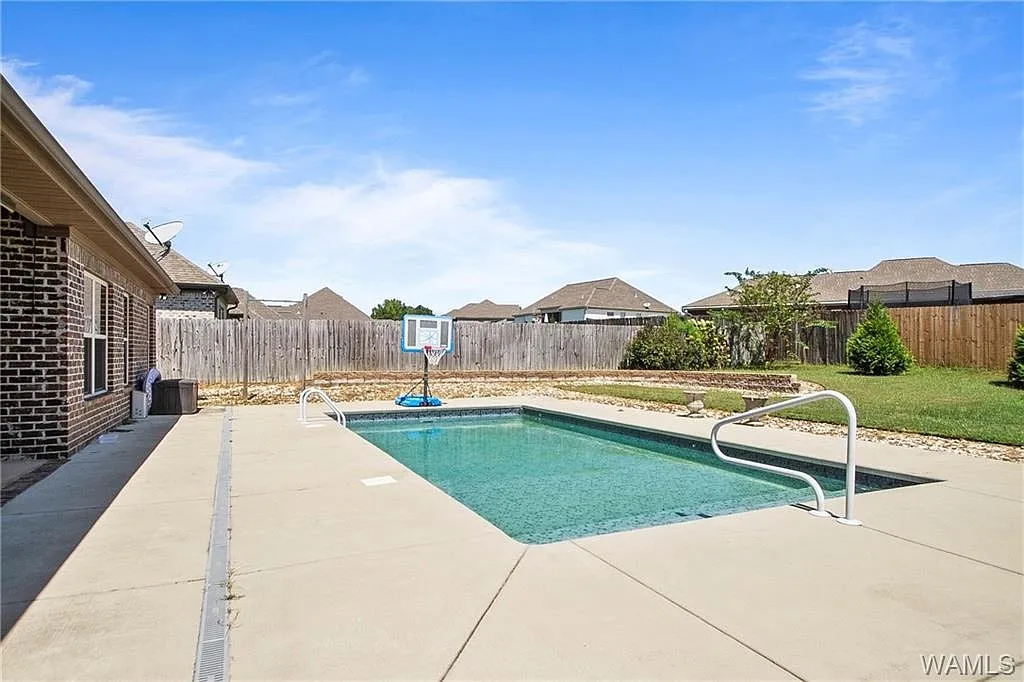 4 bed, 2305 sqft, $2,800 — Photo 2