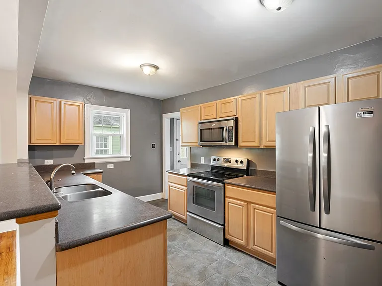 713 W Knox St — Photo 3