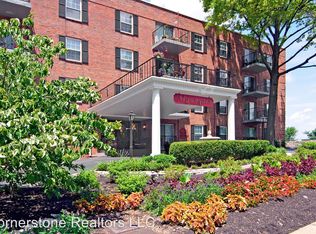 55 S Gore Ave APT 1A, Webster Groves, MO