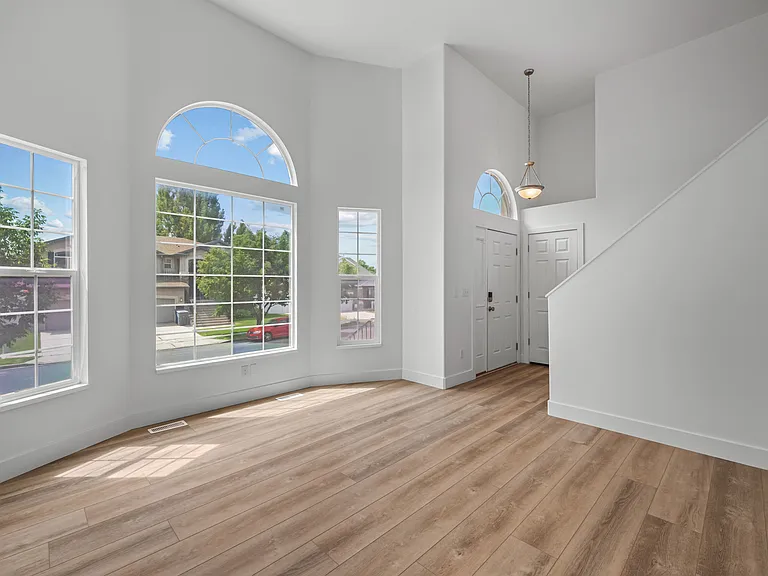 1060 W Oldham Dr — Photo 3